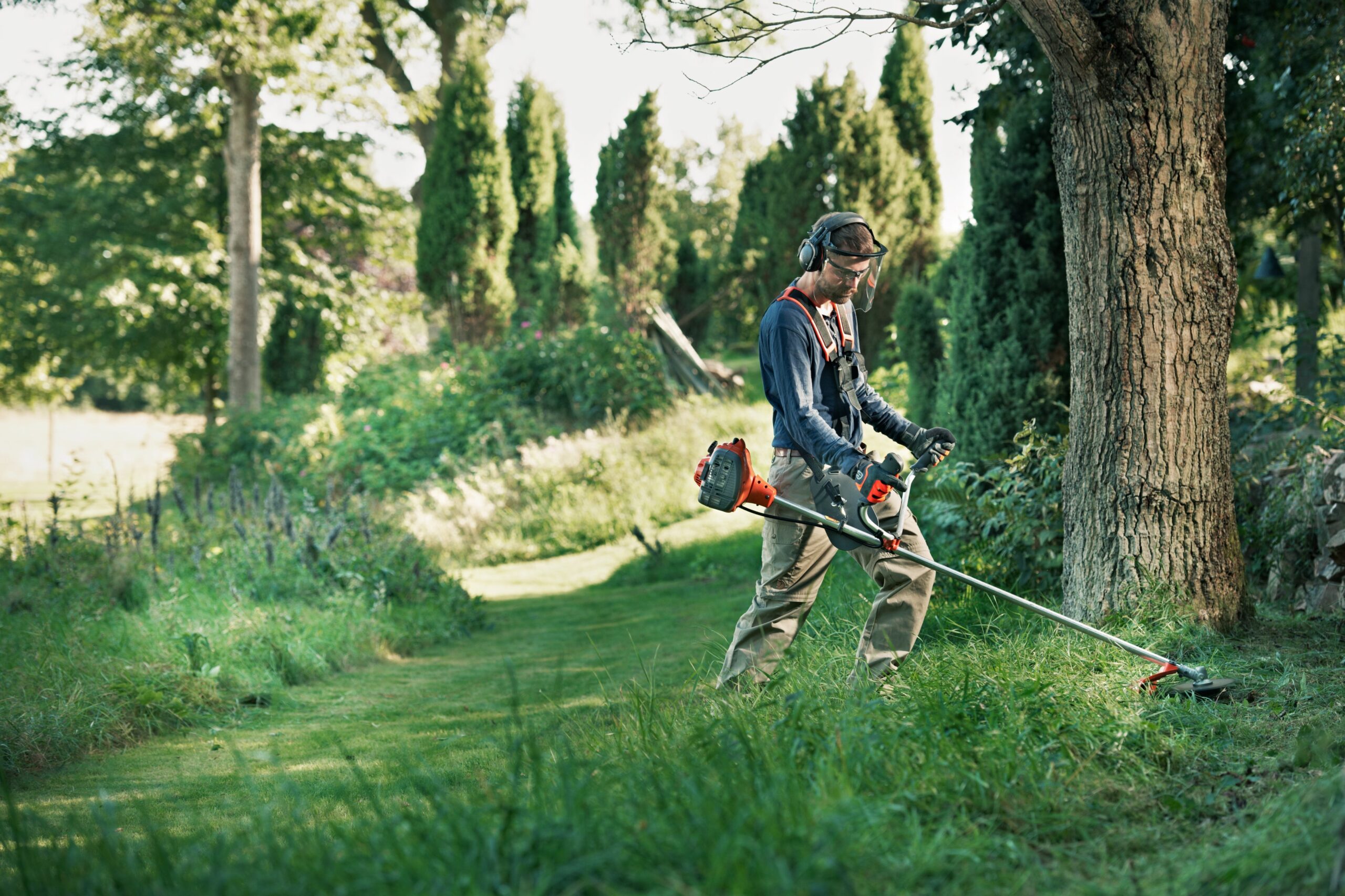 Husqvarna 122R 129R töös Husqvarna 122R 129R töös