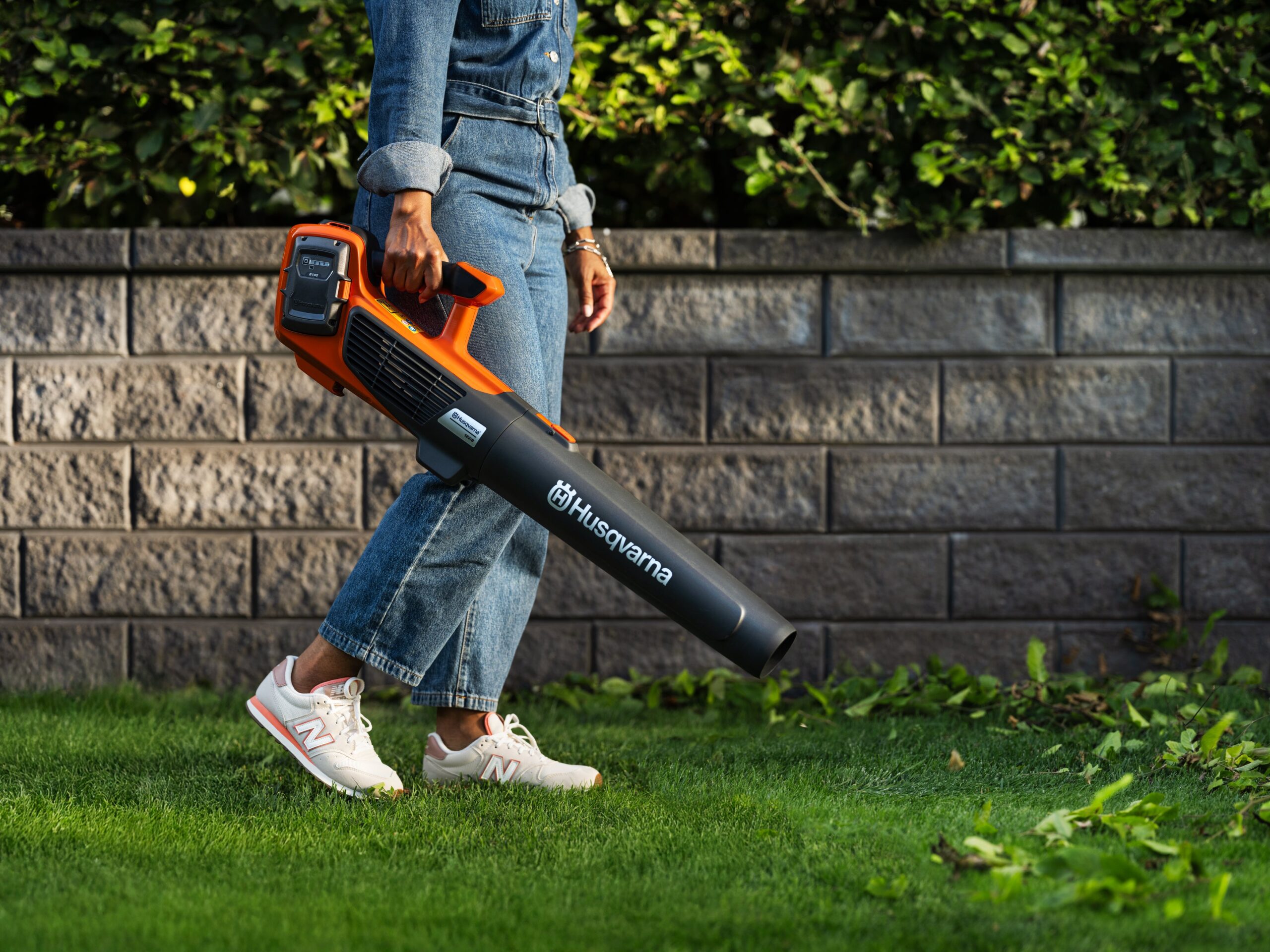 Husqvarna 122iB töös Husqvarna 122iB töös